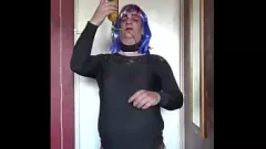 Riproduci Autoumiliazione spudorata del travestito bisessuale: azione di ingoio di pipì