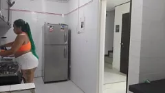 Reproduzir Encontro interracial hardcore: funcionário grande é fodido enquanto prepara o café da manhã
