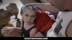 Redă Audiția sălbatică a majoretei adolescente CoCo Lovelock pentru antrenorul Charles Dera