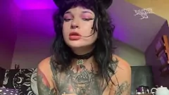 Afspelen Nat en wild Goth-puppymeisje met gepiercete tepels en tepelklemmen