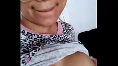 Redă Latina amatoare în lenjerie începe să se masturbeze