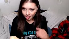 Reproducir Linda camgirl se masturba con un vibrador: tetas, culo y coño expuestos