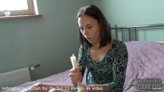 Reproducir El apretado coño de la flaca rusa Bella quedó boquiabierto y tocado con una barra luminosa