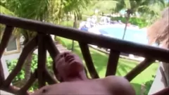 Odtwórz Publiczna orgia z wytryskiem na balkonie hotelu: wytrysk, obciąganie i duże piersi