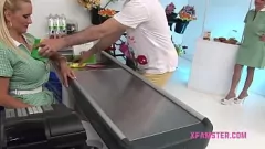 Reproduzir Chica skiny de 18 anos fica hardcore com Big Dick