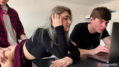 Redă Adolescentul aburit de alături se răzbună pe un iubit înșelat cu Big Dick