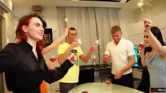 Afspelen College Cuties gaan wild in nieuwjaarsorgie