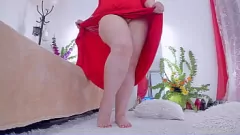 Reproduzir Milf peluda em vestido vermelho brinca com upskirt e buceta peluda