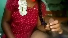 Jouer La femme indienne masquée se fait coquine en public et en plein air
