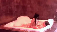 Jouer Latina Amateur Sina Malvako adore se faire jouer avec ses seins dans le jacuzzi
