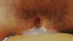 Reproduzir Creampie de buceta peluda e morena amadora cheia de grande gozada