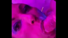 Afspelen Rondborstige MILF met roze haar zuigt en globbers op grote lul