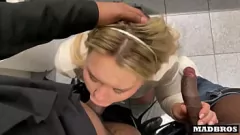 Reproduzir Secretário loiro peituda engolido em trio inter -racial MMF