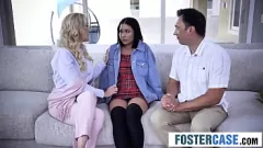 Abspielen Stiefmom Brandi Love initiiert Teen Ryder Rey in die durchsichtigen Wege der Familie