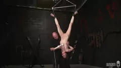 Reproducir Suspendido e impotente: Orgasmos de esclavitud BDSM de Olivia Owens