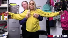 Jouer Petit adolescent blonde se fait prendre en vol et baisé hardcore