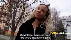 Redă Futut a gagica europeană: păsărică publică care bate în bani