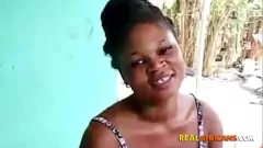 Redă Big fundul mare al lui Congo tachinând cu un cocoș negru acoperit de prezervativ