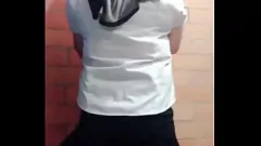 Redă Profesorul latină excitat în benzi de rochie sexy, se masturbează și înghite spermă