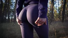 Redă Latina Milf în pantaloni de yoga care își clipește fundul perfect în pădure