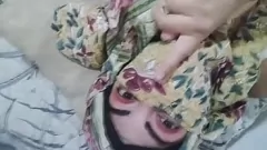 Jouer MILF arabe arabe vêtue de hijab tandis que le mari prie: la véritable compilation de l'orgasme