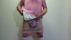 Abspielen Netter Crossdresser Sissy Pinky durchnässt Windel in Plastikhosen