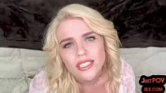 Redă Adolescenta blondă a fundului mare călărește o pula tare în pov -ul invers cowgirl