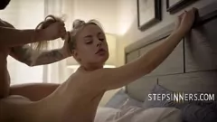 Afspelen Petite Temptress Anna Claire Clouds verleidt haar stiefvader