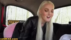 Afspelen Kleine tieten blonde babe krijgt poesje geneukt in een taxi na intense pijpbeurt