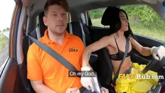 Odtwórz Hazmat Surprise: Hardcore Car Seks z drobną brunetką