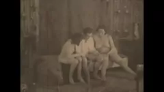 Redă Camerele ascunse Capture MILF Threesome Action: Retro Granny Orgy