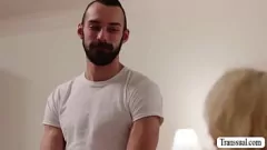 Odtwórz Busty Blonde TS Gracie Jane Bareback z chłopakiem