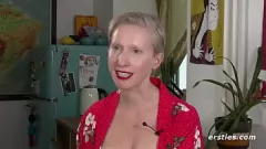 Abspielen Heiße Blondine ölt sich ein und fingert ihre rasierte Muschi – intime Momente