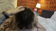 Reproduzir Uma gata loira com peitos grandes e uma bunda grande é fodida com força em um quarto de hotel enquanto faz um boquete