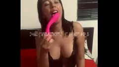 Abspielen Lina Henaos wilde Teenie-Schlampen-Session: Sie lutscht ihre großen Klitoris mit einem Dildo und fickt ihre geile Muschi bis zu einem massiven Cumshot