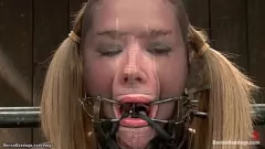 Abspielen Gefesseltes Lezdom-Babe reitet Vibrator am Stiel in einer bizarren Dungeon-Szene