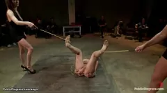 Afspelen Rondborstige blonde prinses Donna opgesloten in een kooi en betast in een hardcore openbare vernederingsscène met Audrey Rose en Mark Davis