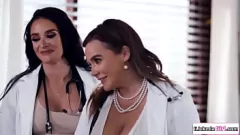 Afspelen Ondeugende tienerbabe ontdekt door lesbische stiefmoeders in een taboe-porno-avontuur