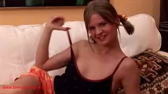 Jouer Une adolescente blonde en lingerie aime doigter sa chatte mouillée avec deux doigts tout en exhibant ses petits seins naturels