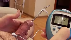 Reproduzir Experimente o máximo prazer com este galo Estim intenso com som profundo de inserção de botão de rosa duplo