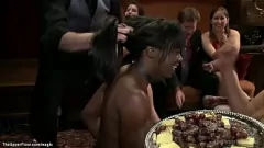 Riproduci Volpi di colore in un'orgia interrazziale hardcore con bavaglio violento e azione con grossi cazzi