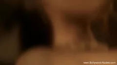 Odtwórz Zmysłowa brunetka tancerka Bollywood drażni swojego mężczyznę w erotycznym striptizie