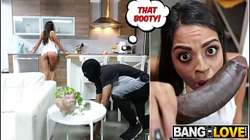 Reproduzir Ladrão entra em sua casa e a estupra quando vê o pedaço de bunda que tem