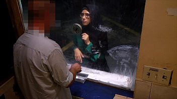 Play Arab woman has to fuck to spend the night in a motel