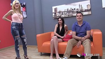 Jouer Un très jeune couple espagnol fait ses débuts dans le porno amateur contre de l'argent