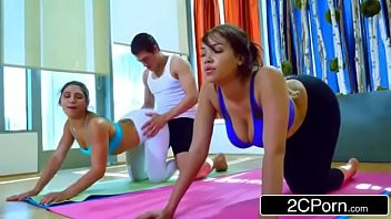 Reproducir Abusando y follando a los estudiantes de su clase de yoga