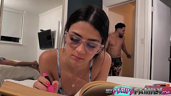 Abspielen Nerdy Stiefschwester Kylie Rakete versucht ihren perversen Stiefbruder Schwanz