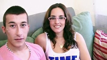 Reproducir Convencen a su amiga de tener un trío excéntrico