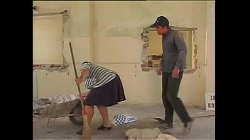Redă Madurita este surprinsa de zidarul care lucra la casa ei