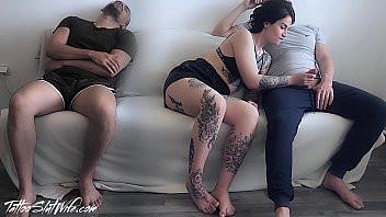 Reproduzir Eles se encontram para assistir um filme e a esposa chupa o pau do outro